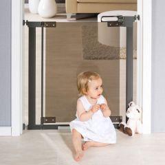 Reer DesignLine Puristic Pressure Mounted Gate with baby in front