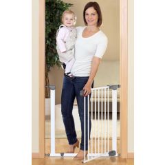 Reer I-Gate Pressure Mounted Metal Gate with Auto-Close Safety Gate used single handed by a lady with baby in arm
