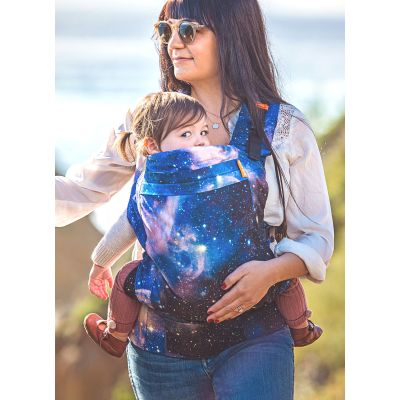 Beco Toddler Carrier Carina Nebula Girl takes a peek behind