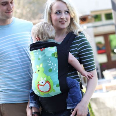 Couple carrying a baby using a Boba 4G Baby & Toddler Carrier Kangaroo